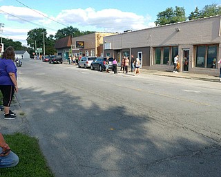Struthers residents line Midlothian to see motorcade.