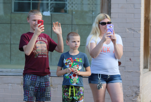 Amy Watson (right) stands with her sons, Dustan (middle) and Dillan (left) all of Struthers wave to President Donald Trump as his motorcade drives by on Midlotian Blvd. in Struthers on Tuesday evening. Dustin Livesay  |  The Vindicator  7/25/17  Struthers.