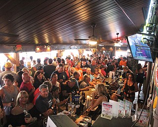 William d Lewis the vindicator   Large crowd at Crickets for Queen of Hearts 8-14-17.