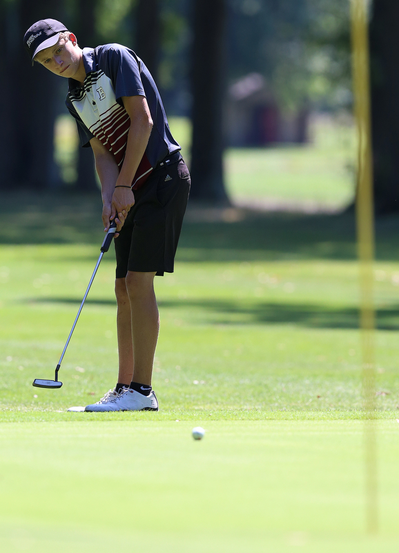 8-16-17 GOLF Boys  Boardman Spartans vs Howland Tigers at Tamer Wind Course, Cortland, OH..Boardman's Bobby Jondn watches his putt on the 17th