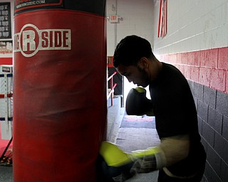 William D Lewis The Vindicator  Popo Salinas trains at South side Boxing 9-7-17.