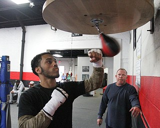 William D Lewis The Vindicator  Popo Salinas trains at South side Boxing 9-7-17.