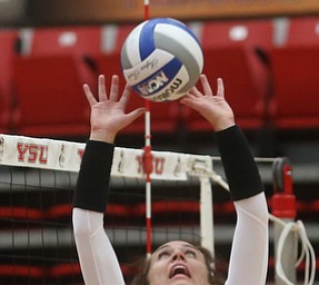 Youngstown State University Setter Libbie Darling (9) sets the ball during the first set as Wright State University takes on Youngstown State University, Wednesday, Oct. 11, 2017, at the Beeghly Center at Youngstown State University in Youngstown. The Raiders won the set 3-1, loosing set 1 30-32 and winning set 2 25-16, set 3 25-17 and set 4 25-22...(Nikos Frazier | The Vindicator)..