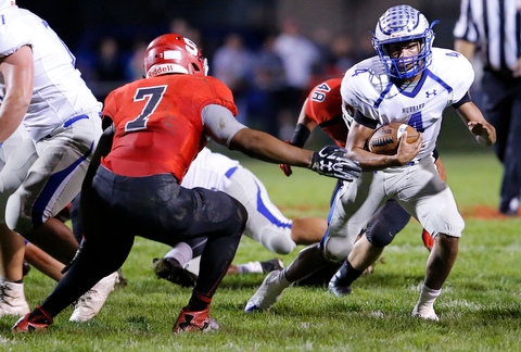 MICHAEL G TAYLOR | THE VINDICATOR- 10-13-17 FOOTBALL Hubbard Eagles vs Struthers Wildcats at Struthers High School, Struthers, OH..2nd qtr., Hubbard's Davion Daniels #4 runs for the first as Struther's RB Wille Mitchell #7 pursues.