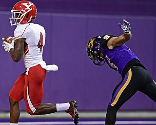 CEDAN FALLS, IOWA - OCTOBER 21, 2017: Youngstown State's Damoun Patterson catches a touchdown pass beating Northern Iowa's Xavior Williams during the first half of their game Saturday afternoon at the UNI Dome. Northern Iowa won 19-14. DAVID DERMER | THE VINDICATOR