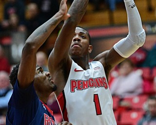 YOUNGSTOWN, OHIO - NOVEMBER 29, 2017: Youngstown State's Braun Hartfield looks to shoot over Robert Morris's Dachon Burke during the first half of their game Wednesday night at Beeghley Center. Robert Morris won 81-74. DAVID DERMER | THE VINDICATOR