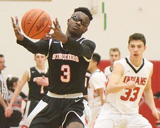 William D. Lewis Struthers Kevin Traylor(3) and ) Girard's Austin O'Hara(33) during 12012017 action at Girard.