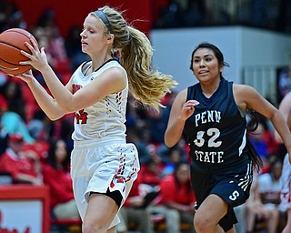 YOUNGSTOWN, OHIO - DECEMBER 20, 2017: Youngstown State's Melinda Trimmer catches a pass in stride after getting behind Penn State Beaver's Ryanne Kie during the first half of their game on Wednesday morning at Beeghley Center. DAVID DERMER | THE VINDICATOR