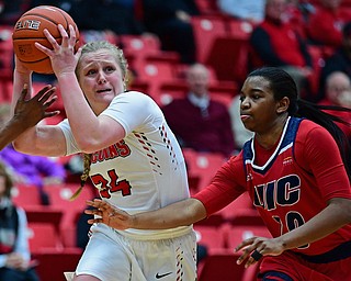 YOUNGSTOWN, OHIO - JANUARY 4, 2017: Youngstown State's McKenah Peters drives on Illinois-Chicago's Tia Tedford during the second half of their game, Thursday night at Beeghly Center. 76-63. DAVID DERMER | THE VINDICATOR