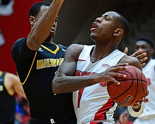 YOUNGSTOWN, OHIO - JANUARY 4, 2017: Youngstown State's Braun Hartfield drives on Milwaukee's Jeremiah Bell during the first half of their game, Thursday night at Beeghly Center. DAVID DERMER | THE VINDICATOR