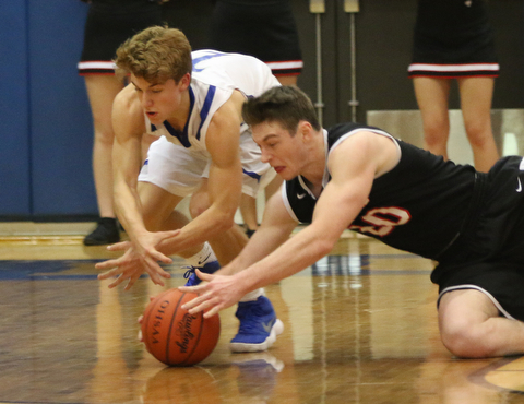 Ryan Leonard (20) of Struthers dives for a loose ball with Mike Diaz (2) of Poland during the second half of Thursday nights matchup at Poland High School.   Dustin Livesay  |  The Vindicator  1/4/18  Poland.