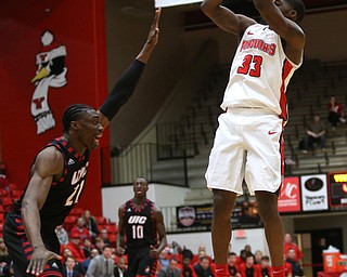 Youngstown State forward Naz Bohannon (33) goes up for two as UIC center Tai Odiase (21) scrambles in an attempt to block his shot in the first half of a NCAA college basketball game, Thursday, Jan. 18, 2018, in Youngstown. UIC won 92-78...(Nikos Frazier | The Vindicator)