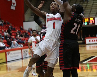 Youngstown State guard Braun Hartfield (1) goes up for a layup against UIC center Tai Odiase (21) in the second half of a NCAA college basketball game, Thursday, Jan. 18, 2018, in Youngstown. UIC won 92-78...(Nikos Frazier | The Vindicator)