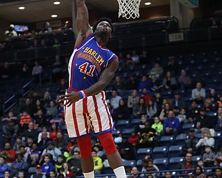 Globetrotters #41 goes up for a dunk , Jan. 24, 2018, at the Covelli Centre in Youngstown...(Nikos Frazier | The Vindicator)