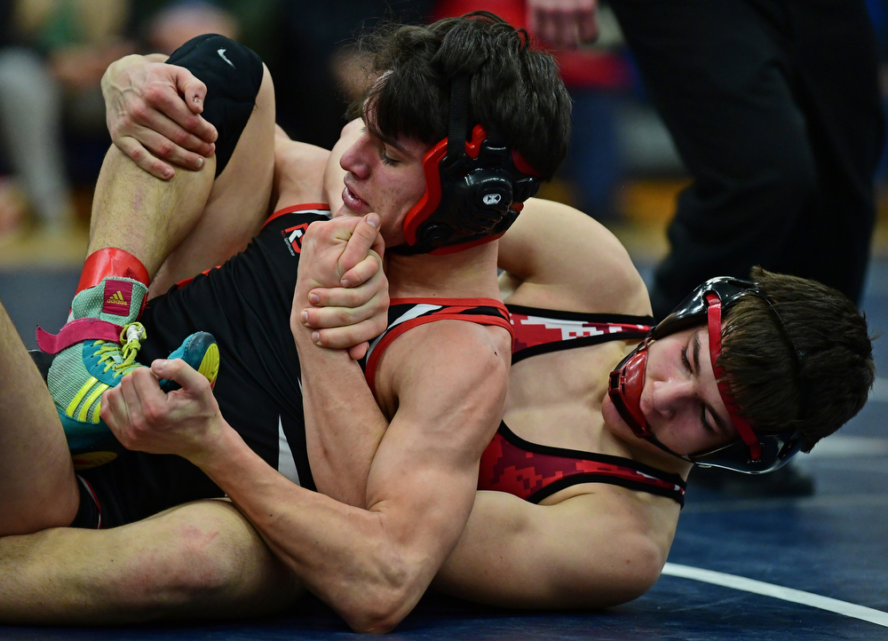 AUSTINTOWN, OHIO - FEBRUARY 3, 2018: Beaver Local's Skyler Lasure controls the back of Jefferson's Joshua Baitt during their 132lb EOWL Championship bout, Saturday night at Austintown Fitch High School. DAVID DERMER | THE VINDICATOR