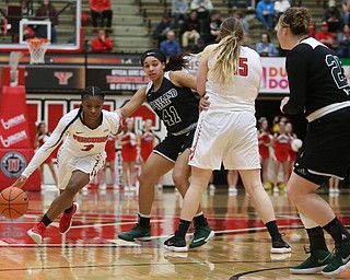 Youngstown State guard Indiya Benjamin (3) evades Cleveland State guard Mariah White (41) from a screen by Youngstown State forward Mary Dunn (15) during the first half of a NCAA Horizon League college basketball game, Saturday, Feb. 24, 2018, in Youngstown...(Nikos Frazier | The Vindicator)