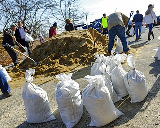 Residents and business owners collect sandbags, Thursday, March 1, 2018, in Scituate, Mass., ahead of Friday's expected storm, predicted to bring high winds and the potential for coastal flooding. (Greg Derr/The Quincy Patriot Ledger via AP)