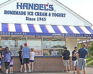 Patrons line up outside the Handel’s Homemade Ice Cream and Yogurt stand on dollar cone day in Boardman last summer. The company has entered into a legal dispute with Kenneth Schulenburg, a California franchisee it accuses of going rogue.