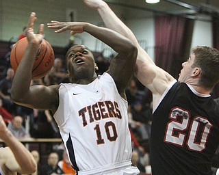 William D. Lewis The Vindicator Howland'sSamari Dean(10) is hemmed in by Struthers Ryn Leonard(20..