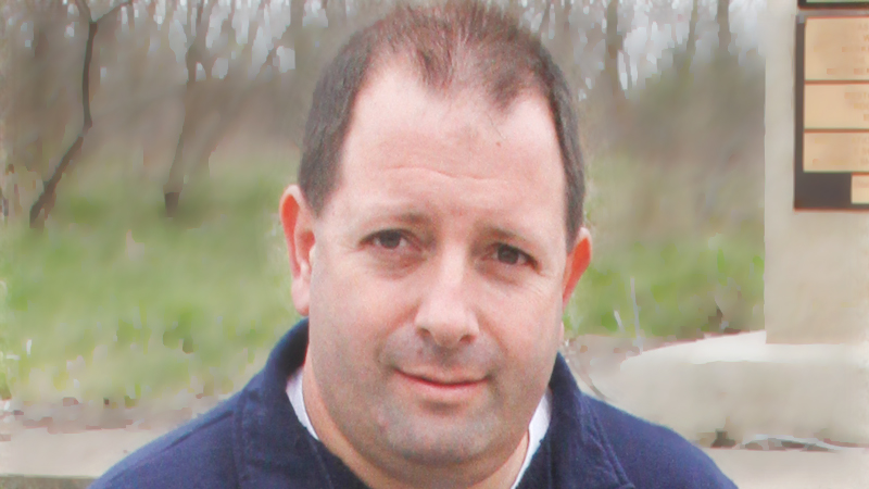 Mahoning County Engineer Pat Ginnetti has posted listings for temporary jobs as department employees in Teamsters Local 377 threaten to go on strike.