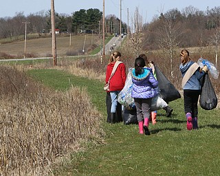 Girl Scouts from Canfield Troop 80095 cleaned up litter throughout the Mill Creek Preserve on Western Reserve Rd in Boardman on Saturday Morning.  Dustin Livesay  |  The Vindicator  4/21/18