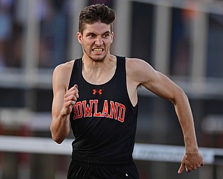 BOARDMAN, OHIO - MAY 8, 2018: Howland's Jonny Elliot grits his teeth as he races to the finish line during the AAC Red Tier Track Championship at Boardman High School, Tuesday night. DAVID DERMER | THE VINDICATOR