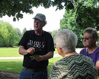 Neighbors | Jessica Harker.Jim Chatfield discussed the difference between tree leaves at the Mill Creek park during his urban trees lecture on July 11.