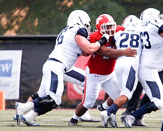 YSU's Wes Thompson attempts to block Butler's John McArthur (55) and Anthony Scaccia (28) during the game on Saturday.