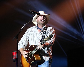             ROBERT  K. YOSAY | THE VINDICATOR..Toby Keith .... American Song Writer and singer to a sold out crowd at the Canfield fairgrounds