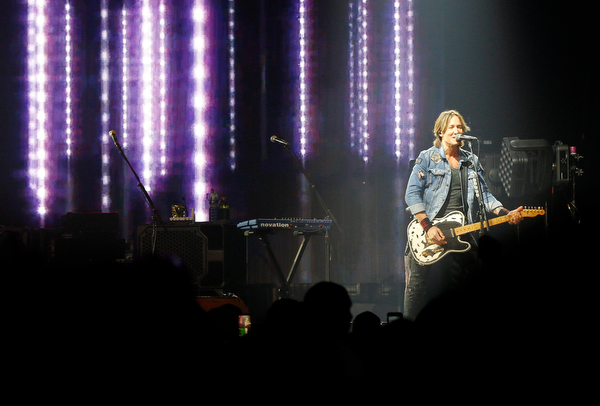 Keith Urban performs at Covelli Centre on Wednesday night. EMILY MATTHEWS | THE VINDICATOR