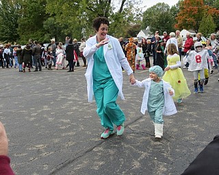 Neighbors | Jessica Harker.Teachers and students alike dressed in their Halloween best on Oct. 26 for Stadium Drive's annual Halloween parade.