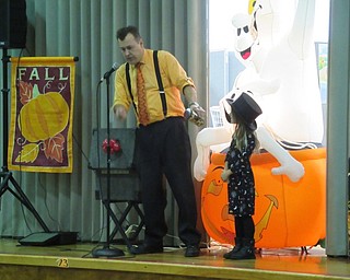 Neighbors | Jessica Harker.Brooklyn Simon assisted magician Gordon Ramsey during his show performed in Poland.