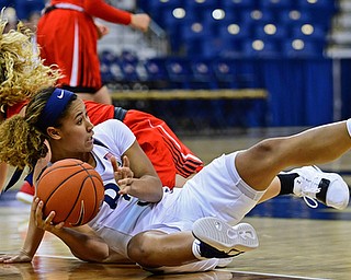 PITTSBURGH, PENNSYLVANIA - NOVEMBER 13, 2018: Pittsburgh's Jasmine Whitney looks to pass the ball after Youngstown State's Melinda Trimmer turned the ball over during the second half of their game, Tuesday night at the Petersen Events Center. Youngstown State won 64-55. DAVID DERMER | THE VINDICATOR