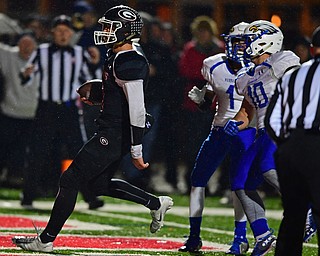 NILEs, OHIO - NOVEMBER 17, 2018: Girard's Mark Waid runs past Hubbard's JayQuan Odem and Lukas Mosora and  into the end zone to score a touchdown during the second half of the OHSAA Division 4 Region 13 Regional Final game, Saturday night at Niles McKinley High School. DAVID DERMER | THE VINDICATOR