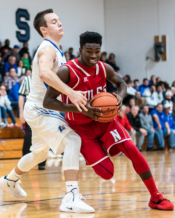 DIANNA OATRIDGE | THE VINDICATOR Niles Jalen Royal-Eiland (right) drives against Lakeview's Daniel Evans (1) during the Bulldogs' 68-41 victory in Cortland on Friday.