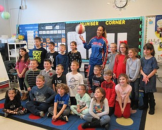 Neighbors | Jessica Harker.Hoops Green from the Harlem Globe Trotters posed with Karen DiVito's second grade class Dec. 14.