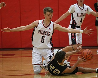 Carson Ryan (5) of Struthers defends Colton Maiorca (22) of Windham during Wednesday nights matchup at Struthers High School.  Dustin Livesay  |  The Vindicator  1/2/19  Struthers