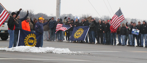 William D. Lewis The Vindicator  Workers rally outside GM Lordstown plant 1-16-19.