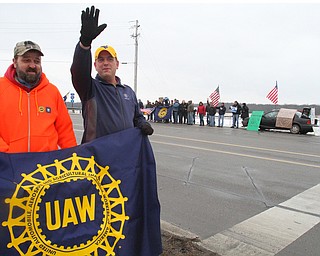 William D. Lewis The Vindicator  GM employees Bill Goodchild, left,a nd Greg Slusher during  a vigil outside the Lordstown plant 1-16-19.01162019 wdl gm vigil f..