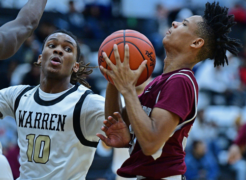WARREN, OHIO - JANUARY 23, 2019: Boardman's Daeone Martin goes to the basket while being pressured by Harding's D'Muntiza Owens during the second half of their game, Wednesday night at Warren Harding High School. DAVID DERMER | THE VINDICATOR