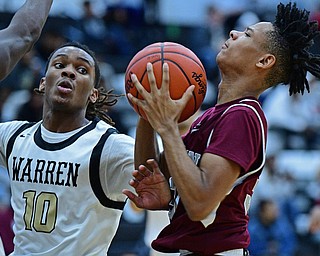 WARREN, OHIO - JANUARY 23, 2019: Boardman's Daeone Martin goes to the basket while being pressured by Harding's D'Muntiza Owens during the second half of their game, Wednesday night at Warren Harding High School. DAVID DERMER | THE VINDICATOR