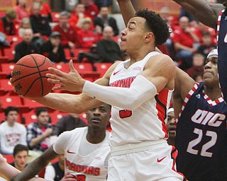 William D. Lewis The Vindicator YSU'sDarius Quisenberry(33) goes for 2 past UIC's Rob Howard(22) during 2-16-19 action at YSU.