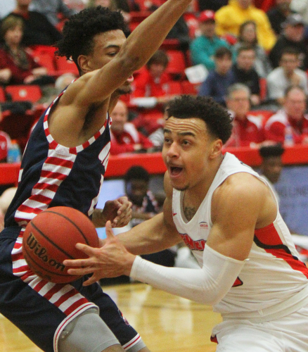 William D. Lewis The Vindicator YSU'Darius Quisenberry(3) drives around UIC'sMichael Diggins(2) during 2-16-19 action at YSU.