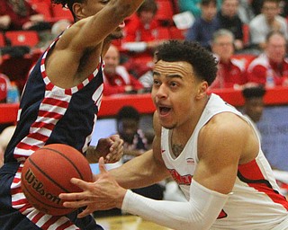 William D. Lewis The Vindicator YSU'Darius Quisenberry(3) drives around UIC'sMichael Diggins(2) during 2-16-19 action at YSU.