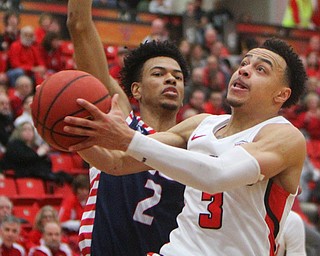 William D. Lewis The Vindicator YSU's Darius Quisenberry(33) looks to pass around UIC's Michael Diggins(2) during 2-16-19 action at YSU.