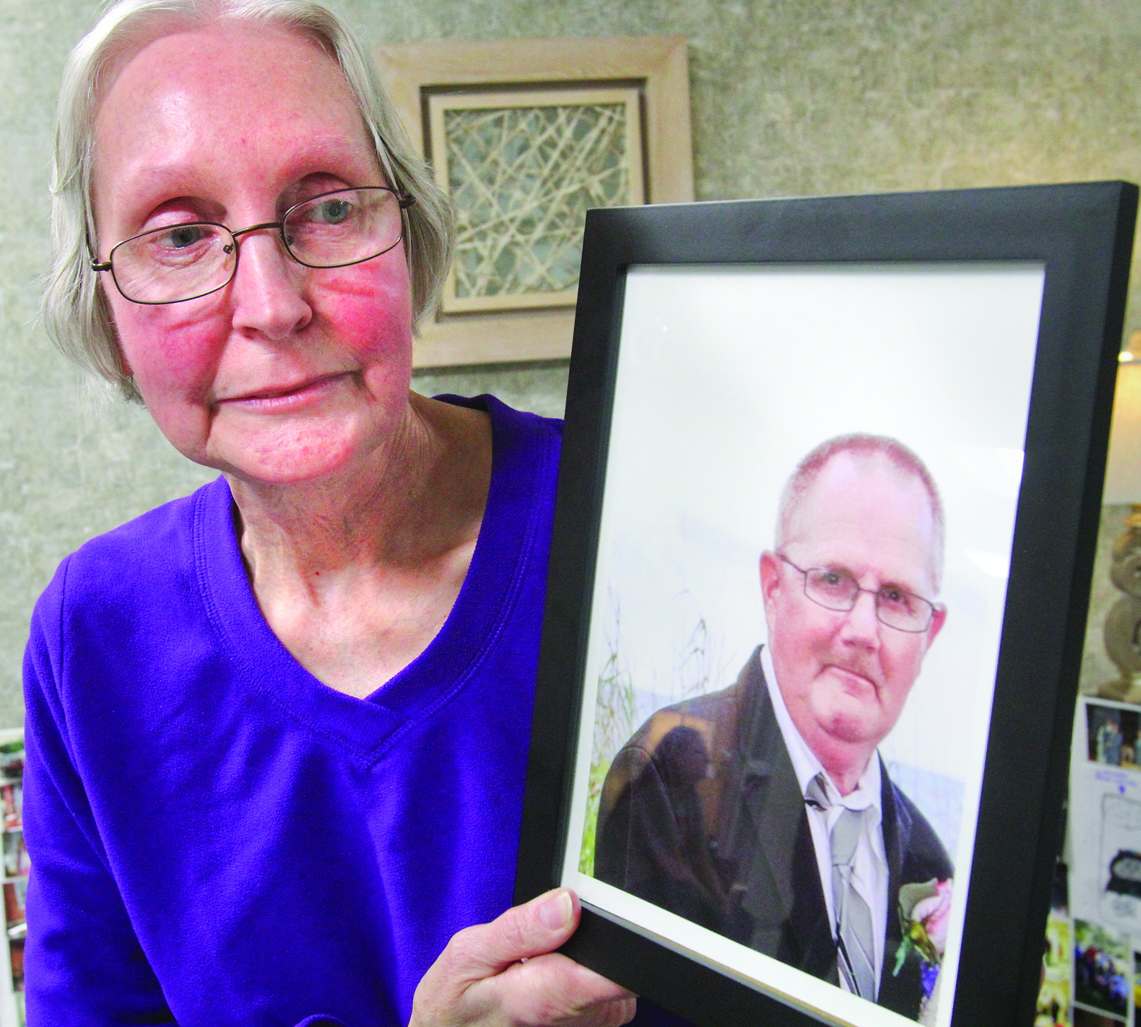 WILLIAM D. LEWIS | THE VINDICATOR
Mary Anne Kimble holds a photo of her late husband, Larry Kimble. They renewed their wedding vows at the St. Elizabeth Boardman Hospital’s Intensive Care Unit shortly before he died in January.
