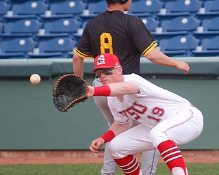 YSU first baseman Trevor Wiersma catches the ball thrown from pitcher Marco DeFalco to try to get NKU's Sam Hedges out during their second game on Thursday. EMILY MATTHEWS | THE VINDICATOR