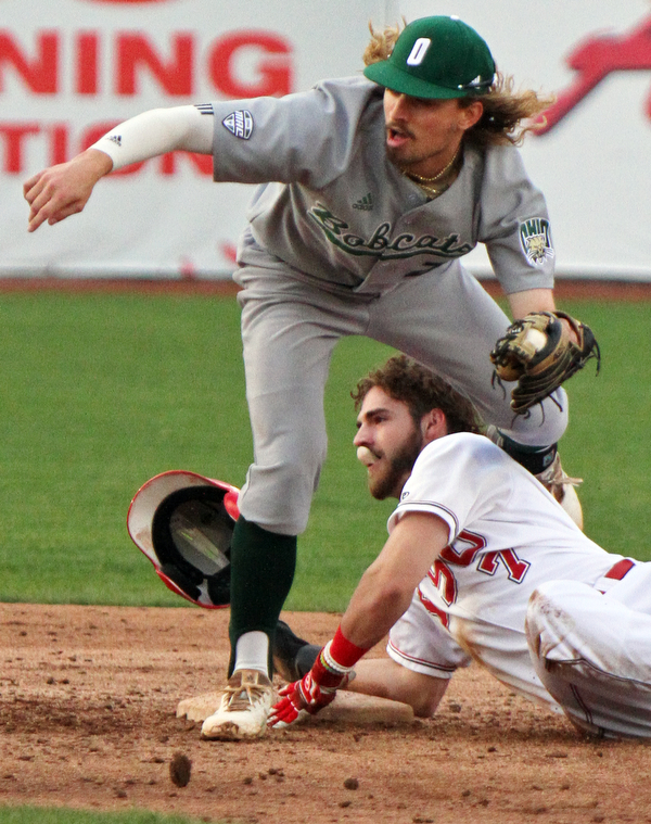 William D. Lewis the vindicator  YSU's Jeff Wehler(7) is out at 2nd as OU's Treyben Funderburg(25) makes the tag during 4-23-19.