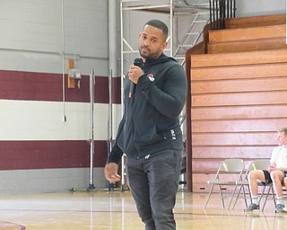 Neighbors | Jessica Harker .Warren native and former NFL player Dan "Boom" Herron spoke to students at Glenwood Junior High School March 27.