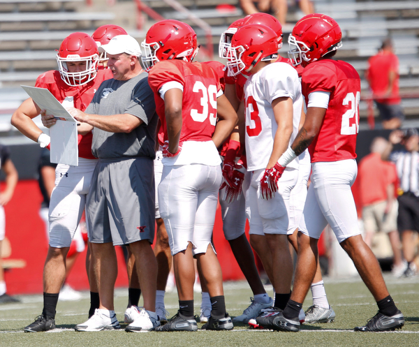 Head Coach Bo Pelini goes over plays with his team during YSU's scrimmage Saturday morning at Stambaugh Stadium. EMILY MATTHEWS | THE VINDICATOR